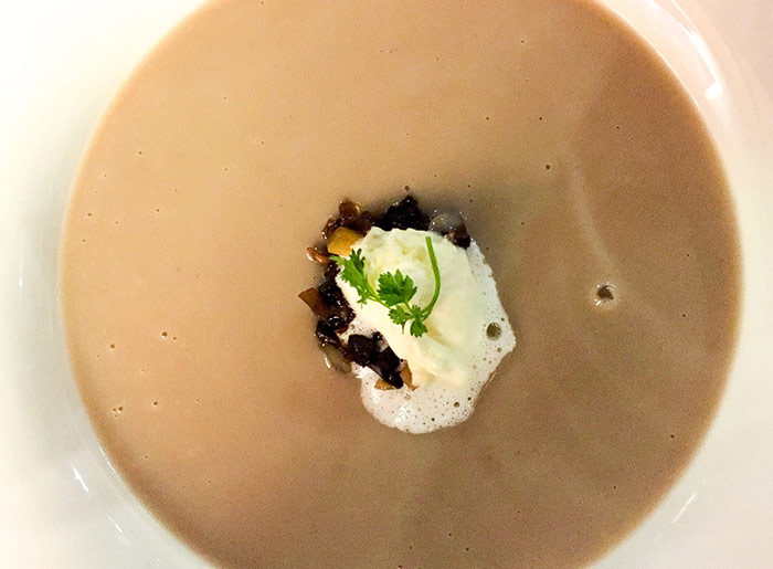 Maronisuppe mit Nuss-Topping