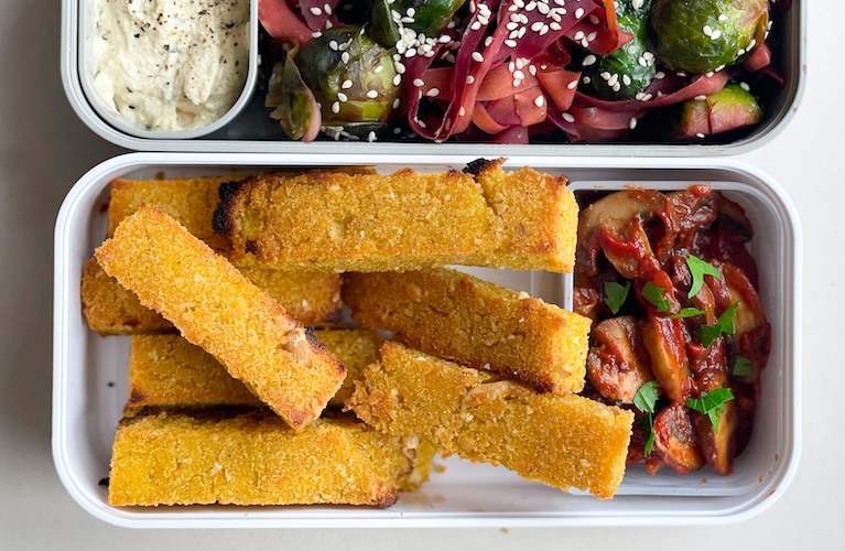 Polenta-Sticks mit Kurkuma-Quark